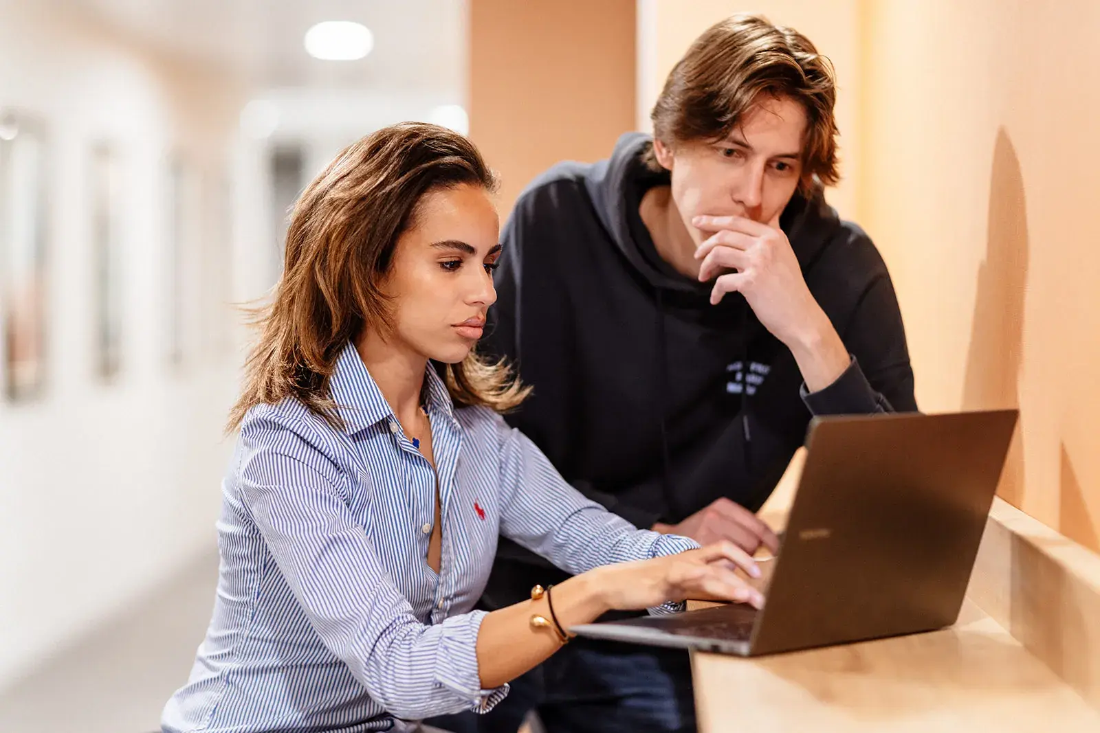 Deux étudiants SKEMA en train de travailler avec un ordinateur
